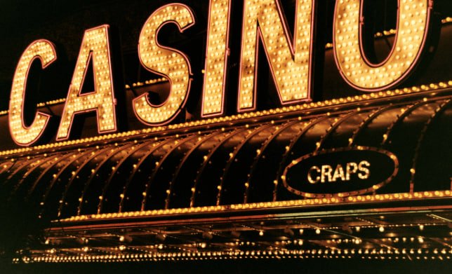 Gamer menggunakan perangkat mobile untuk menikmati berbagai hiburan sports dan casino di Indonesia